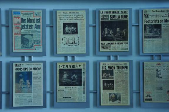 Jornais noticiam a chegada do homem à Lua! (Kennedy Space Center, no Cabo Canaveral, na Flórida - EUA)